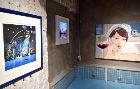 ソウルの美術館に展示された藤城清治さんの影絵（左）と李東起さんの作品（右）＝１６日（共同）