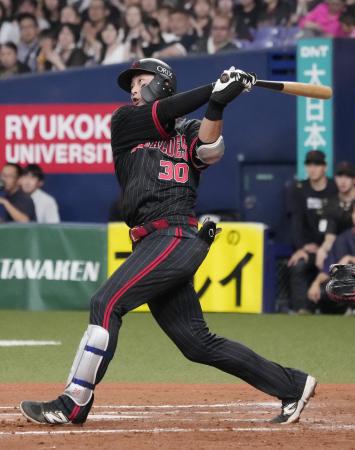 １２回オリックス１死、広岡が左越えにサヨナラ本塁打を放つ＝京セラドーム