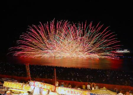 三重県熊野市の七里御浜で開かれた「熊野大花火大会」＝１７日夜