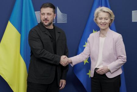 ウクライナのゼレンスキー大統領（左）と握手するＥＵのフォンデアライエン欧州委員長＝１７日、ブリュッセル（ロイター＝共同）