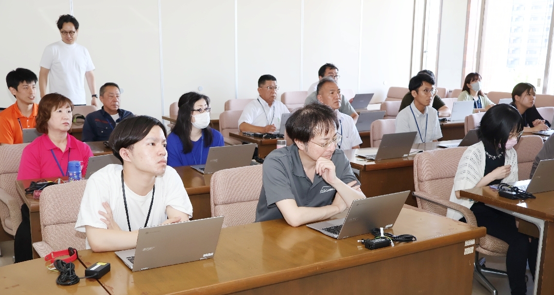 クロームブックの操作法を学ぶ職員＝中津市役所