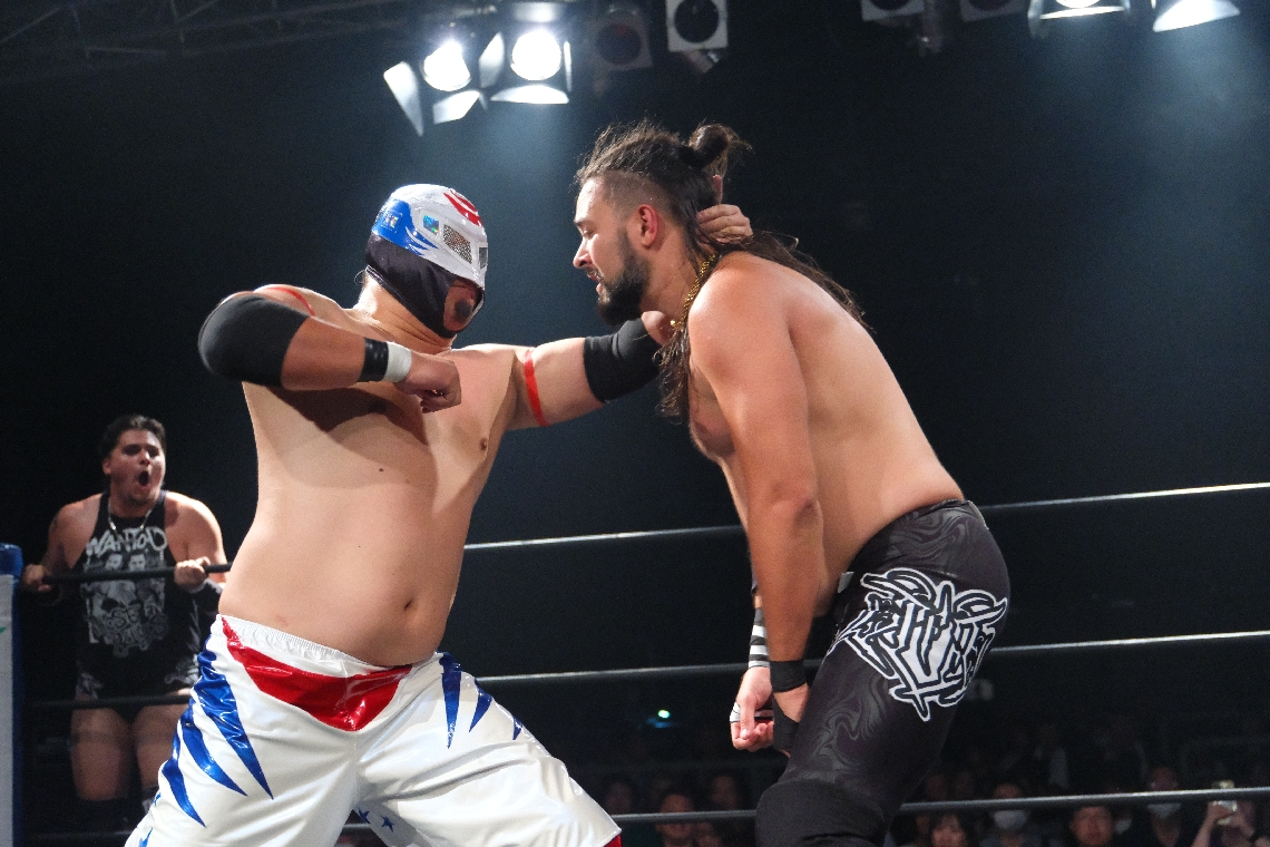 エルボーを打ち込もうとするホバーマンＢａｎｒｉ（中央）＝大分市