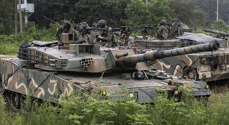米韓両軍の「乙支フリーダムシールド」の事前演習で待機する戦車＝２０２２年８月、韓国北部・坡州市（聯合＝共同）