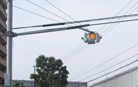 一灯点滅式信号機（福岡県警提供）