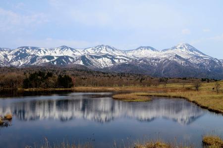 「知床五湖」の一湖と知床連山＝５月、北海道斜里町