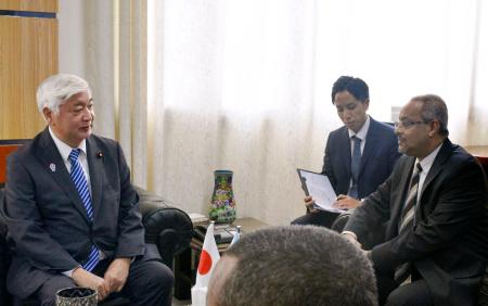 訪問先のアフリカ東部ジブチでオマル外相（右）と会談する中谷防衛相＝１７日（共同）