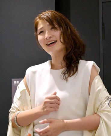 歌を披露するソプラノ歌手の神戸薫子さん＝６月、東京都千代田区のしょうけい館