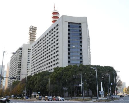 警視庁（手前）＝東京都千代田区
