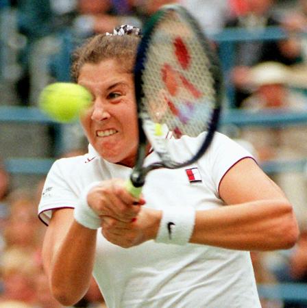 テニスの全米オープンでプレーする現役時代のモニカ・セレシュさん＝１９９５年９月、ニューヨーク（ＡＰ＝共同）