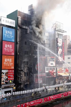 大阪・道頓堀で発生したビル火災の消火活動＝１８日午前１０時２３分