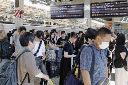 お盆の帰省ラッシュが本格的に始まり、混雑するＪＲ東京駅の新幹線ホーム＝９日
