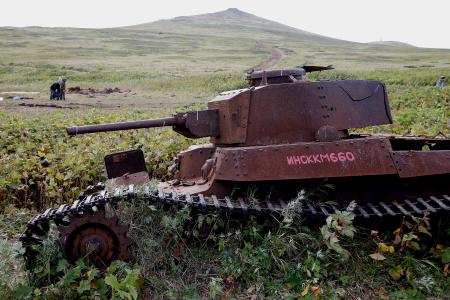 千島列島北東端のシュムシュ島に残された旧日本軍の戦車＝２０１５年９月（タス＝共同）
