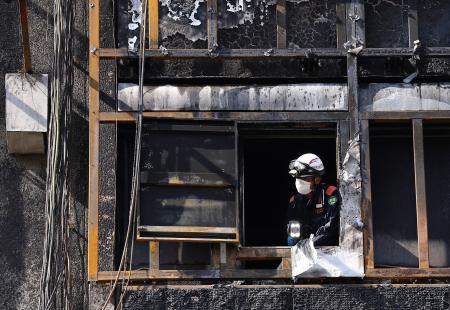 火災が発生した大阪・道頓堀のビルで作業する消防隊員＝１８日午後３時２３分