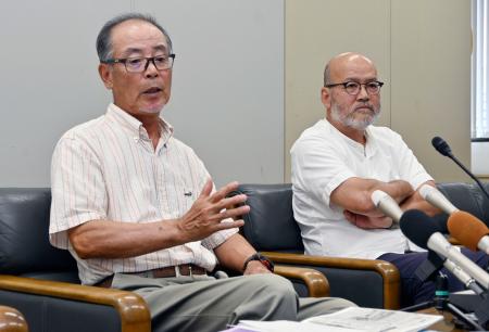 記者会見する住民団体代表の小倉博司さん（左）ら＝１８日午後、岡山県庁