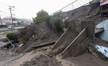大雨の影響で崩れた熊本県玉名市の道路沿いののり面＝１１日