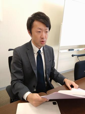取材に応じる高根和也弁護士＝１３日、東京都内