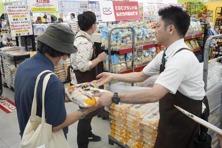 ６月に沖縄県でも販売が始まった、政府が随意契約で放出した備蓄米＝那覇市