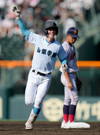 京都国際―山梨学院　２回裏、同点本塁打を放ち笑顔で三塁に向かう山梨学院・横山＝甲子園