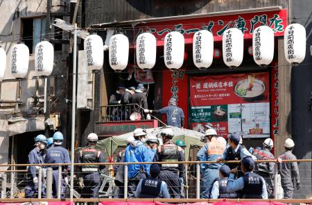大阪・道頓堀のビル火災で現場検証のために集まった大阪府警の捜査員ら＝１９日午前１０時