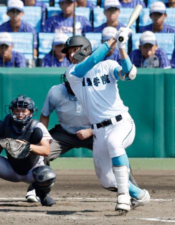 京都国際―山梨学院　５回裏山梨学院１死満塁、菰田が右越えに走者一掃の三塁打を放つ。捕手猪股＝甲子園