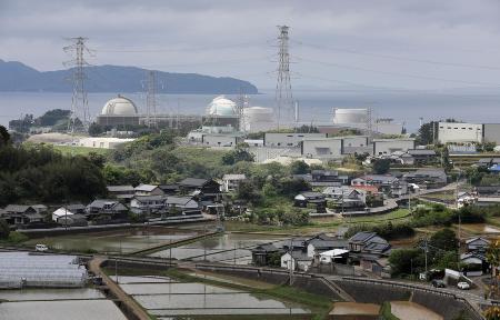 九州電力玄海原発（奥）が立地する佐賀県玄海町＝２０２４年４月