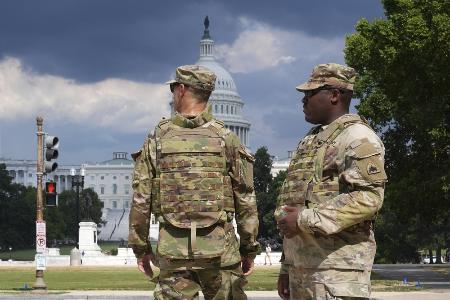 米首都ワシントンで、連邦議会議事堂の周辺を巡回する州兵＝１４日（ＡＰ＝共同）