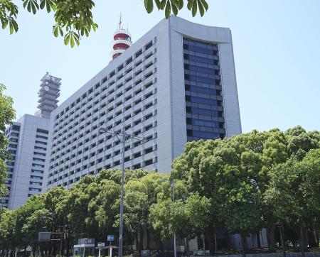 警視庁（手前）