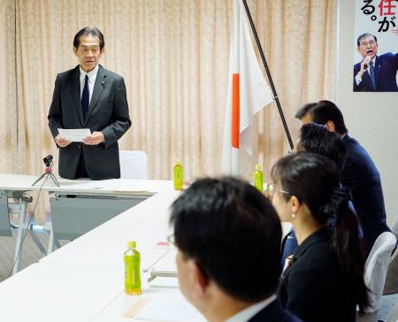自民党の総裁選挙管理委員会であいさつする逢沢一郎委員長（左）＝１９日午前、東京・永田町の党本部