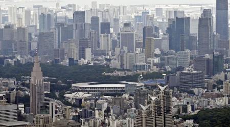 東京都心の高層ビル群＝６月（共同通信社ヘリから）