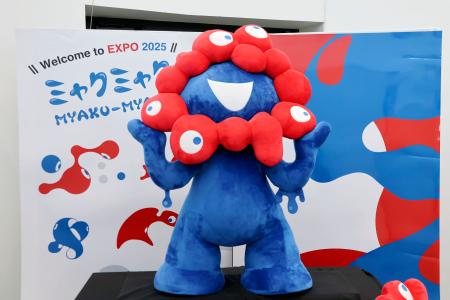「ミャクミャク」の人形が来場者に話しかける万博会場の新コーナー＝１９日午前、大阪市此花区の夢洲