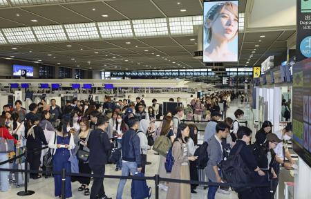 ゴールデンウイークに入り最初の土日を迎え、出国ラッシュで混雑する成田空港＝４月２６日
