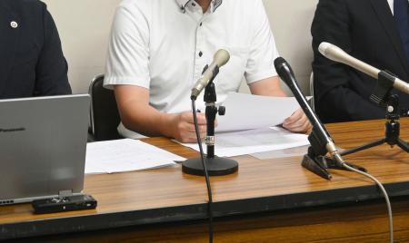 提訴後に記者会見する原告の男性ら＝１９日午後、大津市