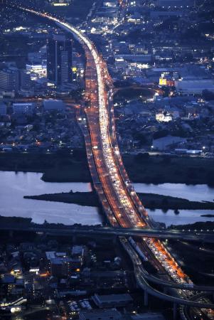 お盆休み最終日、東京方面（手前）へ向かう車で混雑する東名高速道路・海老名ジャンクション付近＝１７日、神奈川県海老名市（共同通信社ヘリから）
