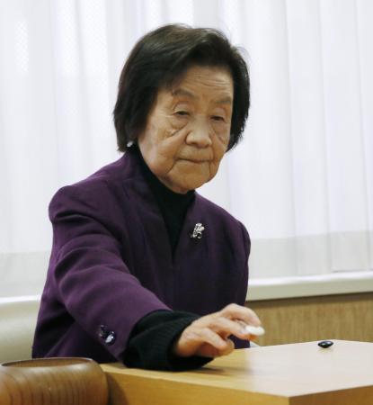 ２０１９年３月、第３８期女流本因坊戦の本戦初戦を迎えた杉内寿子八段。自身の本戦最年長出場記録を更新した＝東京都千代田区の日本棋院