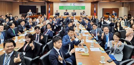 １９日、台北の立法院で開かれた民主進歩党と自民党青年局の交流座談会（共同）