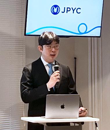 円建てのステーブルコイン発行について記者会見するＪＰＹＣの岡部典孝代表取締役＝１９日午後、東京都千代田区
