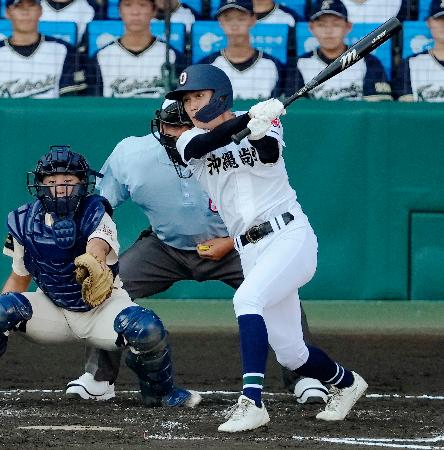 沖縄尚学―東洋大姫路　２回表沖縄尚学無死満塁、伊波が右前に先制打を放つ。捕手桑原＝甲子園
