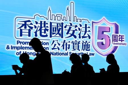 香港の博物館のモニターに表示された香港国家安全維持法施行５年の宣伝＝６月（共同）