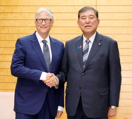 首相官邸でビル・ゲイツ氏（左）と面会し、握手する石破首相＝１９日午後