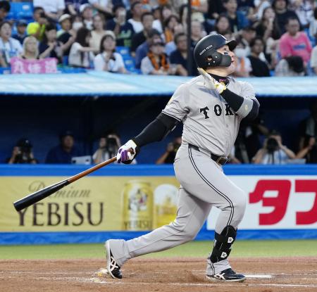 １回巨人１死二塁、丸が右越えに先制２ランを放つ＝神宮