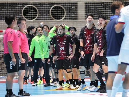 パリ・サンジェルマンに惜敗したジークスター東京の選手たち＝国立代々木競技場