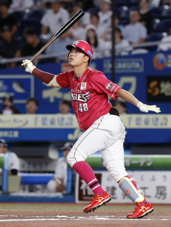 １０回楽天１死満塁、代打渡辺佳が決勝の左犠飛を放つ＝ＺＯＺＯマリン