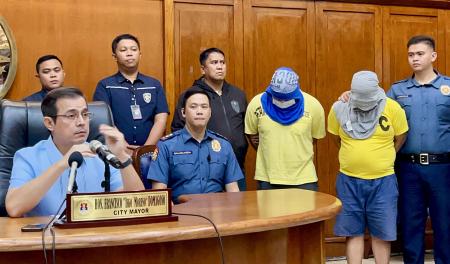 射殺事件に関する記者会見に同席させられたアベル・マナバット容疑者（右から２人目）とアルベルト容疑者（同３人目）＝１９日、マニラ（共同）