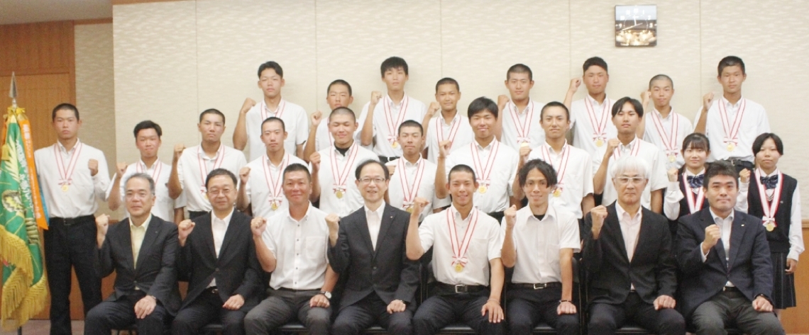 健闘を誓う東九州龍谷の監督、選手ら＝県庁