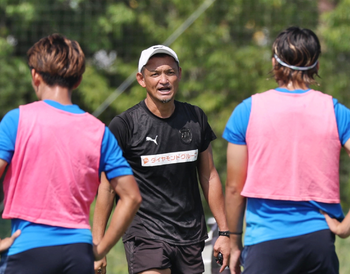 選手に指示を出す竹中穣新監督（中央）