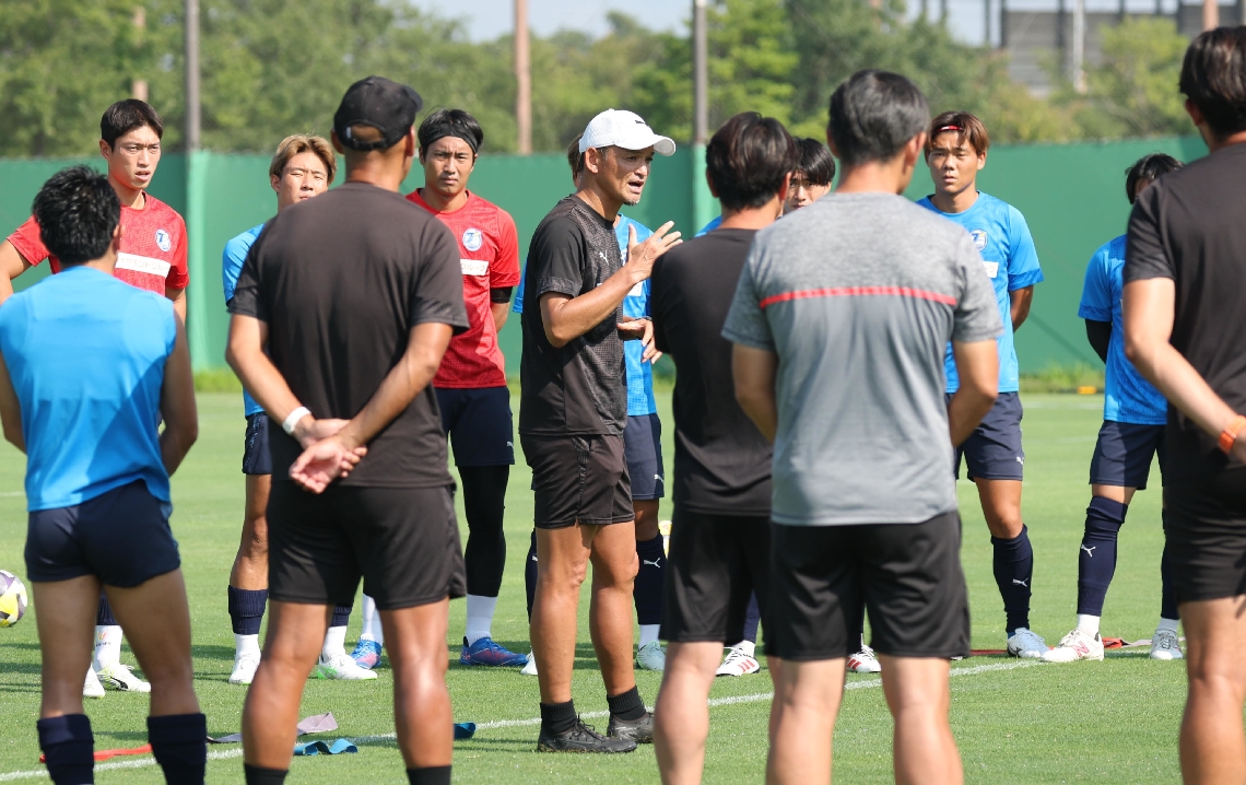 練習前、選手らに話をする竹中穣新監督（中央）