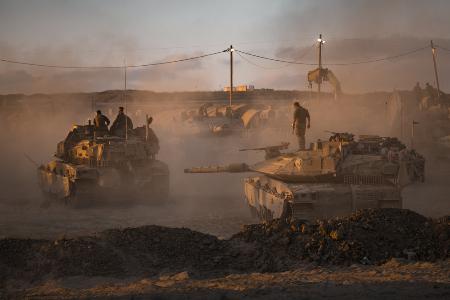 １８日、ガザとの境界に近いイスラエル領内に配備されたイスラエル軍の戦車（ゲッティ＝共同）