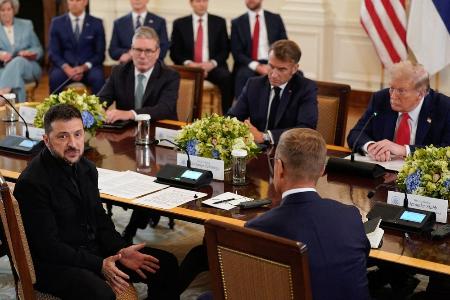 ホワイトハウスで欧州首脳と協議するトランプ米大統領（奥右）とウクライナのゼレンスキー大統領（手前左）＝１８日（ロイター＝共同）