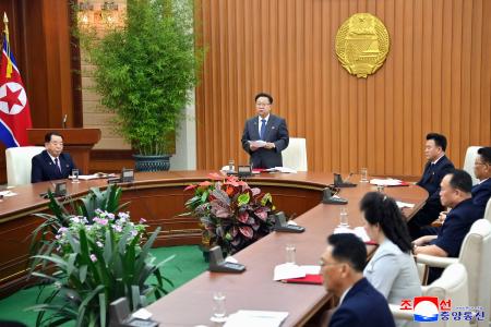 北朝鮮・平壌の万寿台議事堂で開かれた最高人民会議の常任委員会総会＝１９日（朝鮮中央通信＝共同）