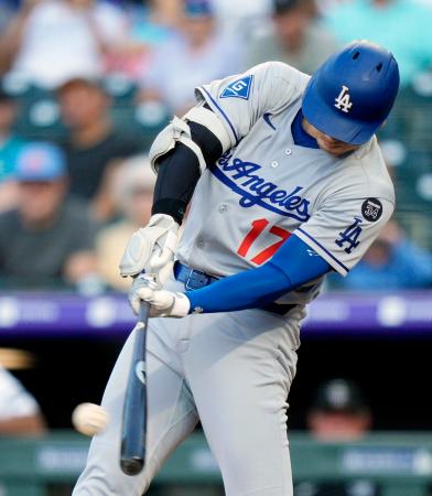 ロッキーズ戦の２回、４４号ソロを放つドジャース・大谷＝デンバー（共同）